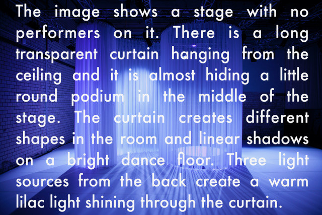 Das Bild zeigt eine Bühne ohne Performer*innen. Ein langer transparenter Vorhang hängt von der Decke und verdeckt fast eine kleine runde Plattform in der Mitte der Bühne. Der Vorhang wirft verschiedene Formen im Raum und lineare Schatten auf einem hellen Tanzboden. Drei Lichtquellen von hinten kreiieren ein warmes, lilanes Licht, das durch den Vorhang scheint. Auf dem Foto steht diese Bildbeschreibung in englisch in weißen fetten Buchstaben.